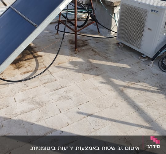 פאנלים סולאריים על גג עם חיבורים ואיטום